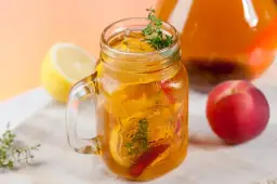 Najlepsza domowa herbata mrożona brzoskwiniowa: prosty przepis w 5 krokach