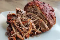 Jak przygotować idealną szarpaną wieprzowinę z szynki w prosty sposób