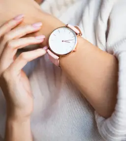 Na której ręce nosić zegarek damski? Zasady i preferencje