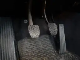 Co pierwsze hamulec czy sprzęgło podczas hamowania - poznaj zasady jazdy