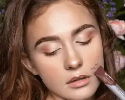 Co trzeba wiedzieć o stylizacji brwi farbką?