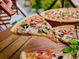 Ile osób najedzie się pizzą 40 cm? Sprawdź, zanim zamówisz!