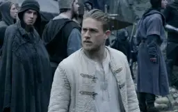 Obsada filmu Król Artur: Legenda miecza - Hunnam, Law i inni