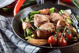 Ile smażyć polędwicę wieprzową, aby była soczysta i miękka?