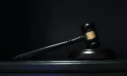 Adwokat ile procent? Poznaj ukryte koszty usług prawnych