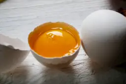 Ile kalorii ma żółtko jajka - poznaj prawdziwą wartość i makroskładniki