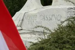 Krzyż pamięci: symbol heroizmu i poświęcenia dla Polski