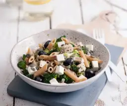 Fit sałatka z makaronem pełnoziarnistym: 3 pyszne przepisy