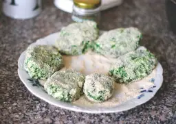 Najlepsze kotlety z tofu i szpinaku - przepis na wegańskie danie krok po kroku