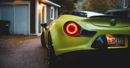 Czy znani polscy aktorzy korzystają z auto-holu na planach?