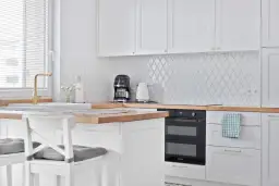 Najlepsze płytki między szafkami w kuchni: ekspert radzi jak wybrać