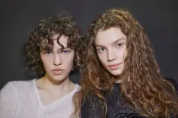 Jak zrobić łamane loki prostownicą i uzyskać efekt naturalnych fal