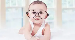 Jak rozwija się wzrok u niemowląt? Kluczowe etapy i wskazówki dla rodziców