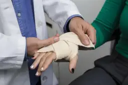 Jak prawidłowo zaksięgować wyposażenie apteczki i uniknąć błędów