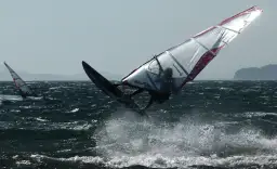 Ile zarabia instruktor windsurfingu? Zaskakujące fakty o wynagrodzeniu