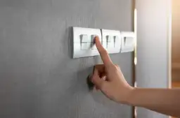 Jak działa włącznik schodowy i jak go zamontować?