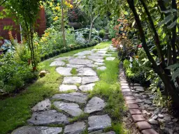 Najlepsze pomysły na ścieżkę w ogrodzie: materiały, rośliny i dekoracje