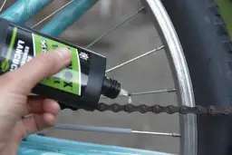 Jak prawidłowo smarować łańcuch w rowerze i uniknąć błędów, które go niszczą