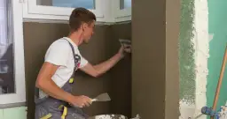 Jak wyrównać ściany w drewnianym domu - skuteczne metody i porady