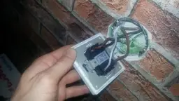 Jak podłączyć podwójny włącznik światła 2 kable - uniknij błędów i zagrożeń