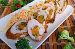 Pyszna rolada drobiowa z warzywami - łatwy przepis na obiad