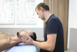 Ucisk tętnicy kręgowej objawy - jak rozpoznać niebezpieczne sygnały