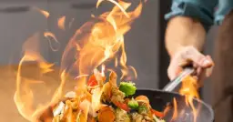 Jakie przyprawy do warzyw na patelnię, by uniknąć mdłego smaku?