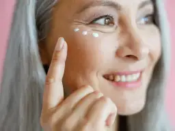 Jaki korektor pod oczy po 50, aby ukryć zmarszczki i cienie?