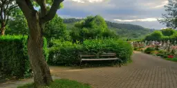 Jak zamontować ławkę na cmentarzu bez zbędnych problemów i kosztów