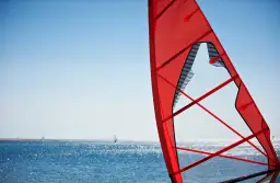 Jaki żagiel do windsurfingu? Wybierz idealny dla siebie sprzęt