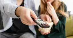 Jaki telewizor do kempingu? Wybierz idealny model do kampera