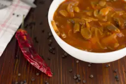 Jakie przyprawy dodajemy do lecza, aby uzyskać wyjątkowy smak?