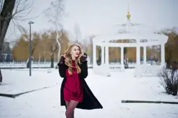 Wesele zimą: Jak się ubrać elegancko i ciepło - 8 porad