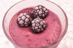 Batido de frutos rojos congelados: receta fácil y nutritiva para ti