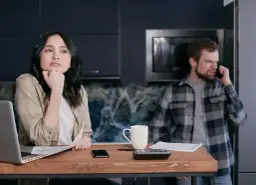 Czy warto brać kredyt w czasie niepewnej sytuacji gospodarczej?