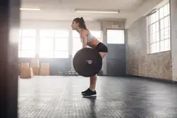 Ile powinien trwać trening siłowy na redukcji? Klucz do skutecznego spalania tłuszczu