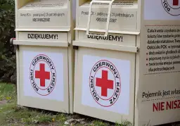 Jak przekazać ubrania do PCK? Gdzie oddać i co warto wiedzieć