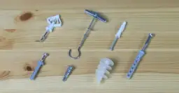 Jakie kołki do szafek łazienkowych wybrać, by uniknąć problemów?