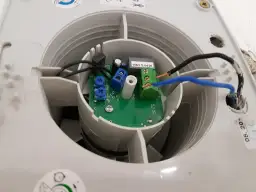 Prosty montaż wentylatora łazienkowego z czujnikiem wilgoci krok po kroku