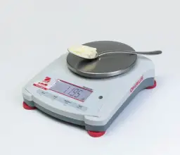 Ile to jest 50 g masła? Łatwe sposoby odmierzania w kuchni