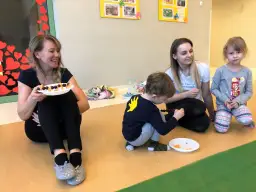 Zabawy integracyjne z rodzicami w przedszkolu, które zbliżają do siebie