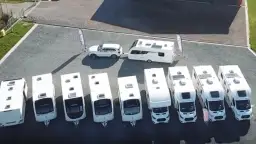 Gdzie można zatrzymać się z przyczepą kempingową – najlepsze miejsca w Polsce