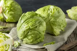 Ile kalorii ma sałata lodowa w różnych porcjach - kompletny poradnik