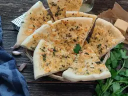 Najlepszy przepis na ciasto czosnkowe, które zachwyci Twoich gości