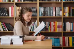 Recenzja książki po niemiecku z tłumaczeniem, która ułatwia naukę