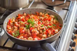 Prosty przepis na makaron penne z kurczakiem – smaczny obiad w 30 minut