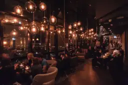 Gdzie na drinka w Warszawie centrum? Odkryj najlepsze miejsca!