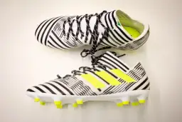 Jakie wybrać buty do piłki nożnej, aby uniknąć kontuzji i błędów?