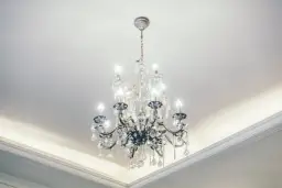 Jak podłączyć nowy żyrandol do starej instalacji bez ryzyka błędów