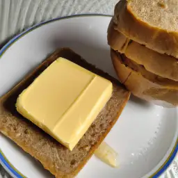 Ile kalorii ma bułka grahamka z masłem i jak unikać pułapek?